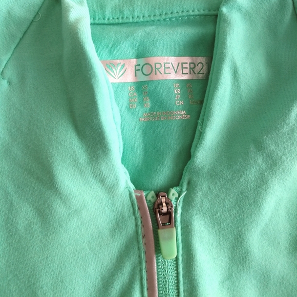❤️[3/$35] Forever 21 Green Half Zip Athletic Top - Picture 3 of 3